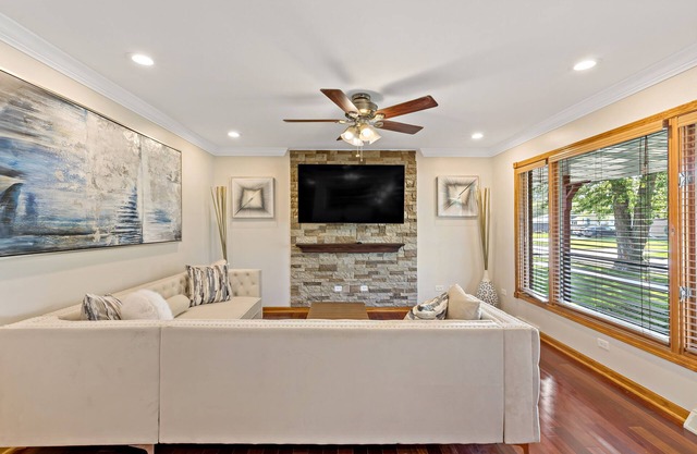 Munster Hideaway, near chicago. Luxurious Living fully Furnished to impress you!