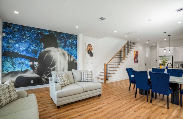 Music Themed 2-Story/3-Bedroom - Near Downtown