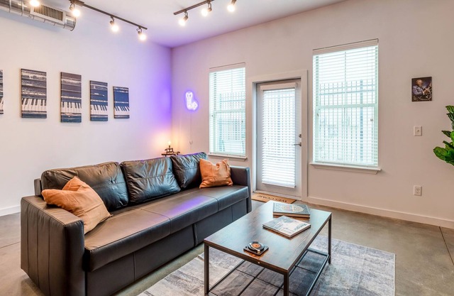 *Musician's KING SUITE downtown with POOL & GYM*