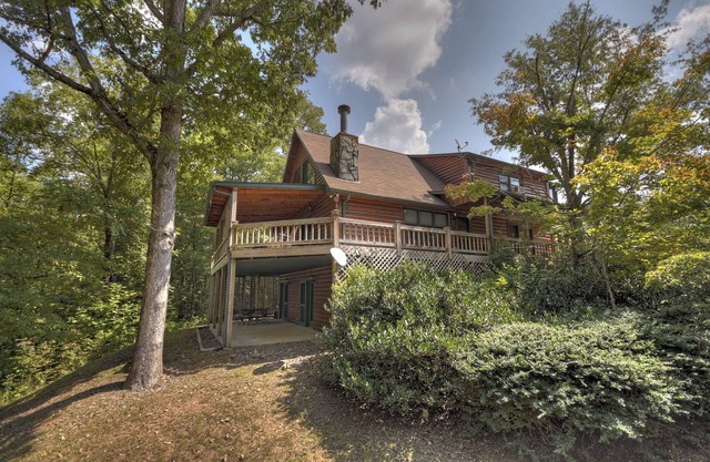 My Mountain Escape, Pet Friendly, Hot Tub, 15 minutes from Blue Ridge