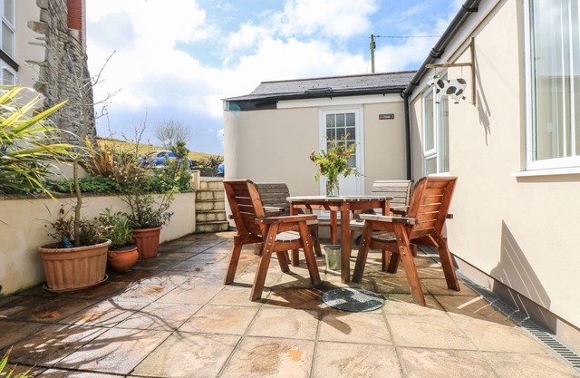 MYNHEER FARM BOWJI, family friendly, with open fire in Redruth