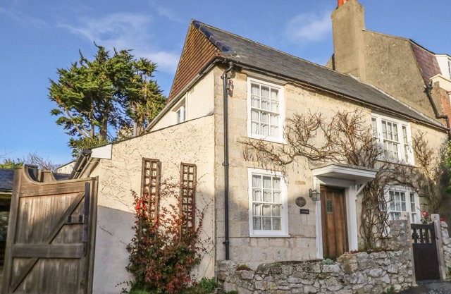 MYRTLE COTTAGE, pet friendly, character holiday cottage in Wyke Regis