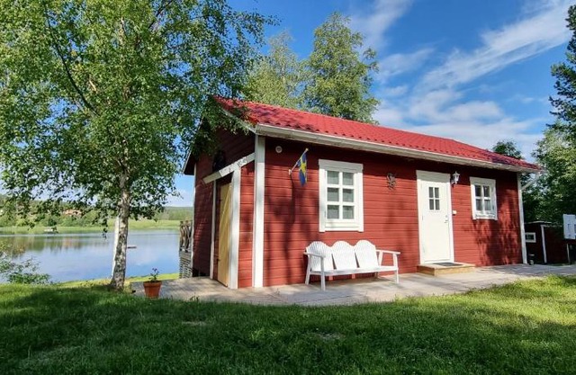 Mysig stuga med sjötomt, nära Järvsöbacken