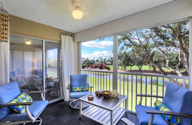 n Minutes to world class beaches and Marco Island. 3 mi to 5th Ave
