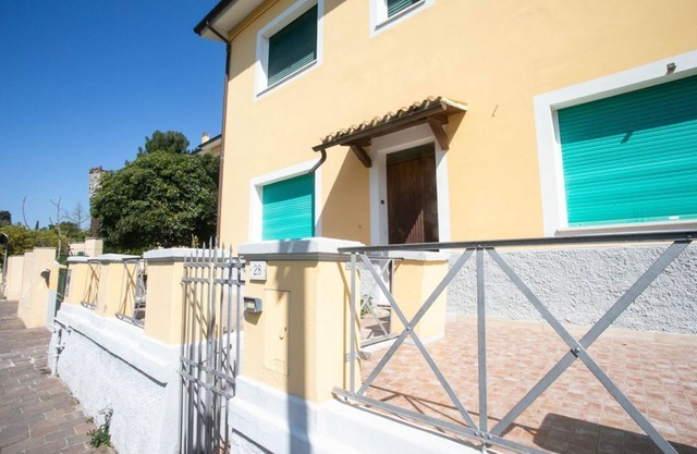 N050 - Numana, three-room apartment in the center with porch and parking space