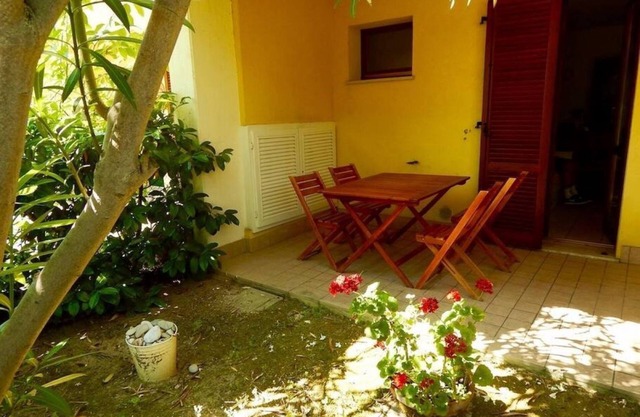 N098 - Numana, new three-room apartment with garden in a residence with pool