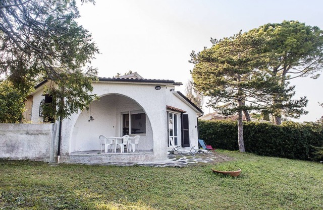 N111 - Numana, single villa with garden and sea view