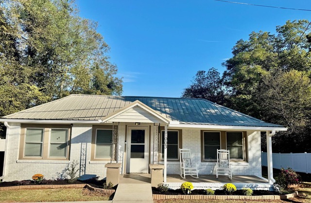 Nalida's Retreat - Cozy 3 Bedroom 2 Bath w/Modern Comforts