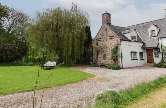 NANT COED ANNEX, romantic, character holiday cottage in Abergele
