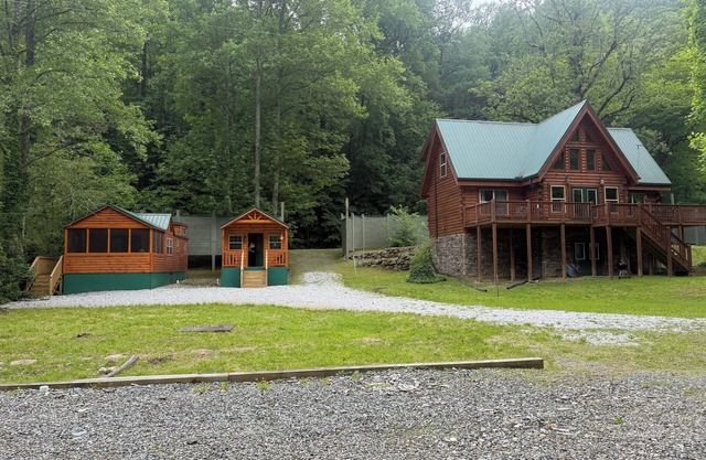 Nantahala Riverfront Paradise! Papa Bear Cabin + 2 Tiny Homes - Sleeps Up to 14!
