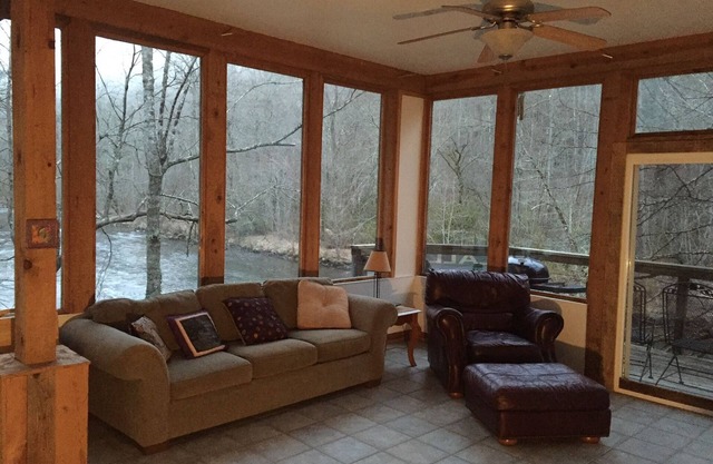 Nantahala RiverHouse riverfront w/great Fishing/Views/Hiking/Paddling/Campfires!