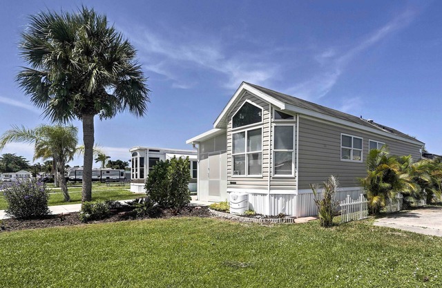 Naples Home w/Lanai & Shared Pool < 4 Mi to Beach!