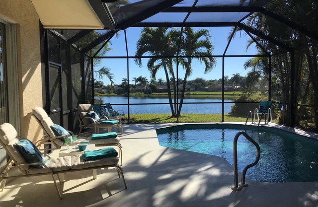 Naples house with Lakeview and pool in secure+desirable area close to center