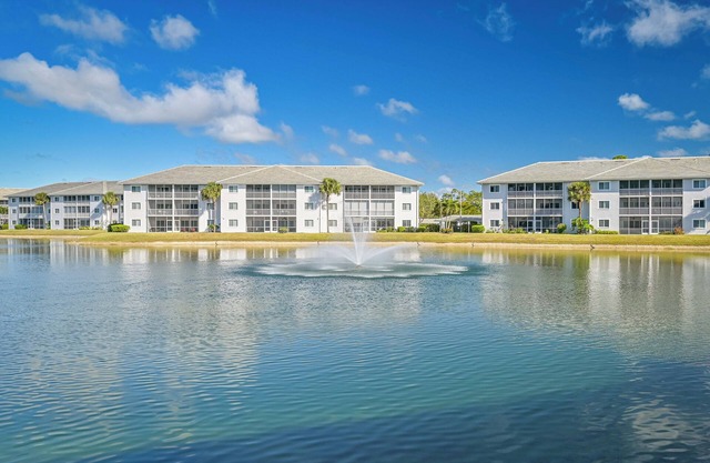 Naples Lakefront Condo - Steps to community pool