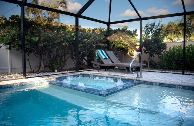 Naples Outdoor Paradise/HEATED Pool/Hot Tub/Only 1.2mi from Beaches!