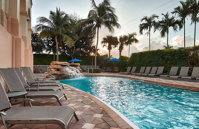 Naples Vacation Awaits! Elegant King Unit, Pool, Short Drive to the Beach