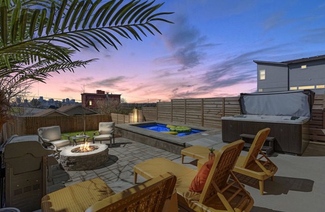 Nashville Mega House ★ Sleeps up to 20 ★ Pool & Hot Tub ★ Close to Broadway/DT