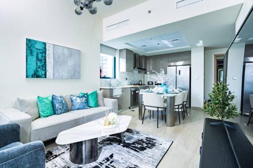 Nasma - Modern 3BR Oasis with Balcony in Azizi Riviera