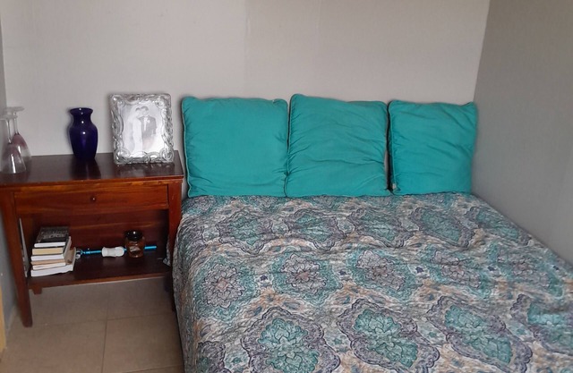 Nassau Bed n Breakfast -5 mins to beach & Down Town WiFi, AC