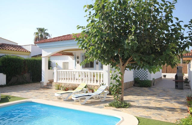 "Nati"@MARISOL: 250m to the beach, private pool, A/C, WiFi, dog beach.