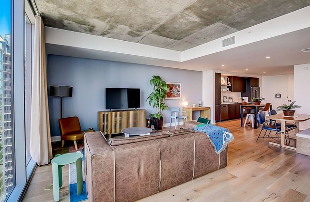 Natiivo 19th flr condo w/amazing lake-view balcony, rooftop pool, gym