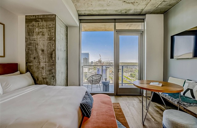 Natiivo Austin studio - lake & skyline-view balcony, pool & gym - dogs OK