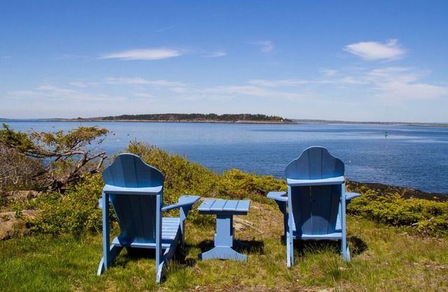 Nautical themed Oceanfront Cottage located at the Mouth of picturesque Mackerel Cove!