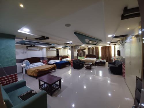 Nayath Serviced Apartments, Homely Stay for Families since 2011 Close to Bus, Railway Stations, Near to Reliance Mart, Srinivasam complex and many Restaurants Fully Furnished Kitchen Pet Friendly