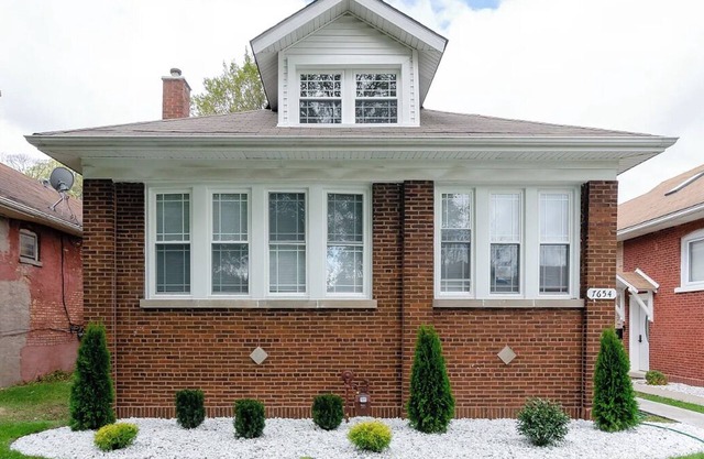 nCharming 2-bedroom space with AC, WiFi in amazing Chicago