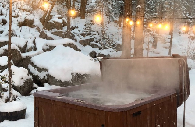 nCozy retreat with a starlit hot tub, fire pit, fireplace & treehouse near RMNP.