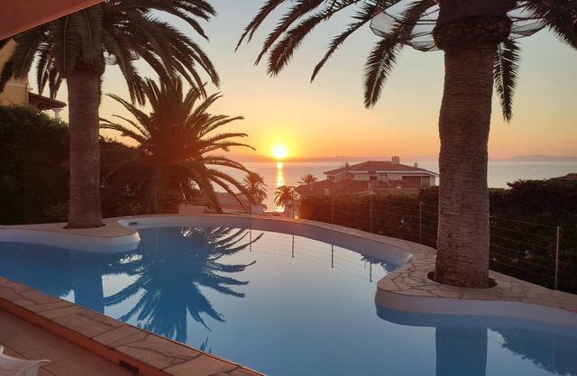 Nea Villa, for 11 people, swimming pool, panoramic terrace, 70 mt from the beach