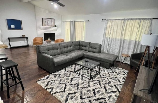 Near Airport 8beds,Pool table, Parking, Backyard, Wi-FI