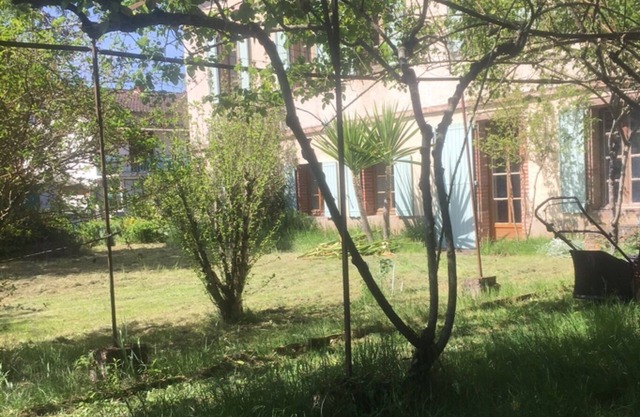 Near Albi House of character late eighteenth with courtyard and garden in courtyard village of 150m2 and garden of 90