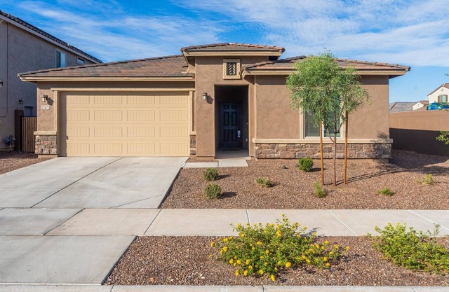 Near Ballpark+Golf | EV Charger in Garage