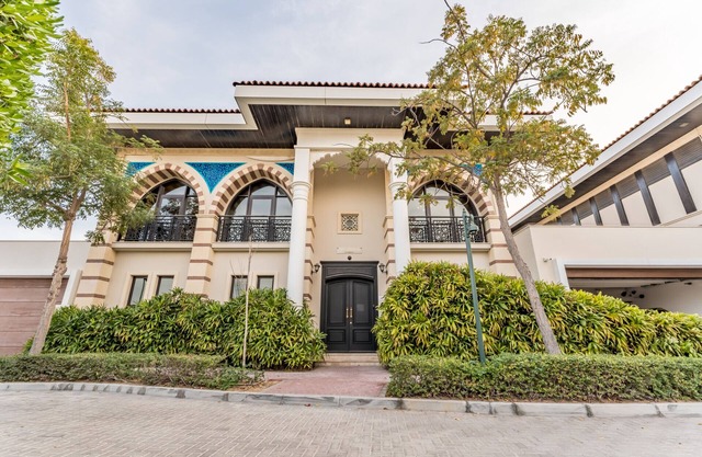 Near Beach 5BR + Asst Room Villa with Private Pool and Balcony, Jumeirah Villa