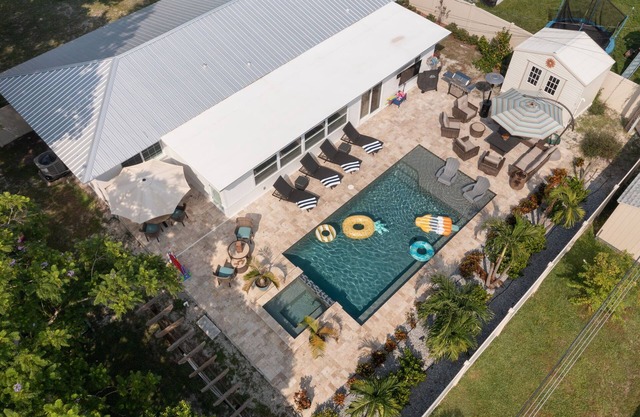 Near Beaches! Heated Pool, Hot tub at the Poolside Palm Hideaway!