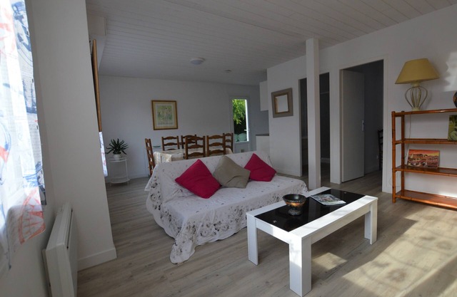 NEAR BEAUTIFUL BEACH HOUSE 3 BEDROOMS, 2 BATHROOMS