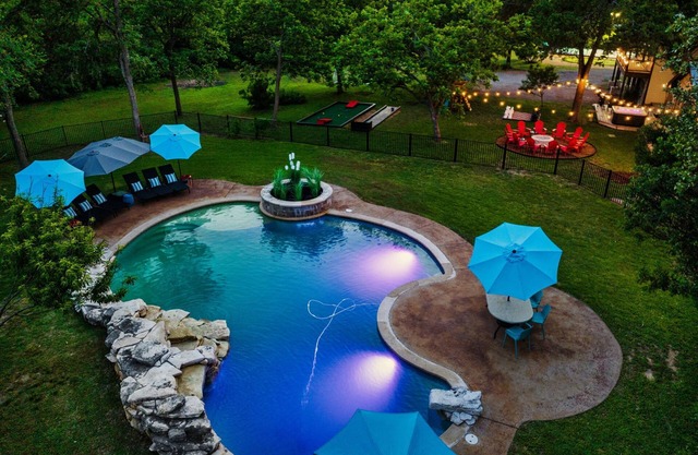 Near Downtown~Pool on 2 Acres~Pickleball~Sleeps 22