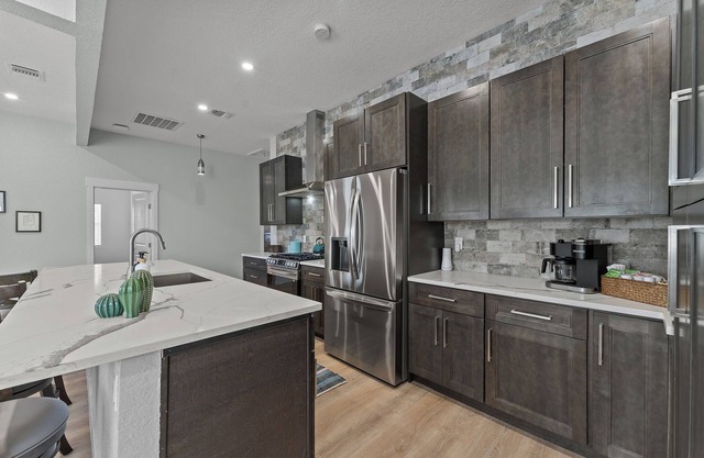 Near Downtown + River Walk + Alamo | WiFi | Yard