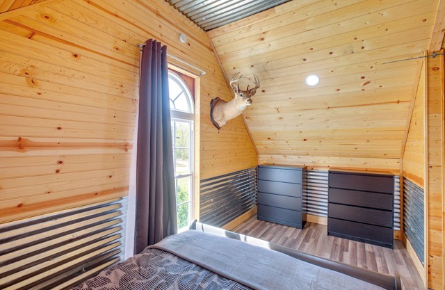 Near Fall Foliage: Retreat w/Hot Tub in Alabama