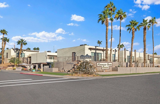 Near Lake Havas, 2BR w/Whirlpool Tub at Top-Rated Resort, Pool & FREE WIFI