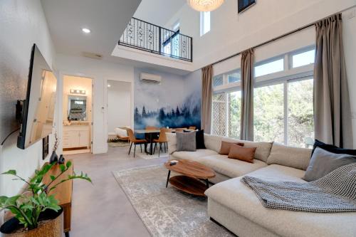 Near Lake Travis and Marina Modern Austin Getaway!
