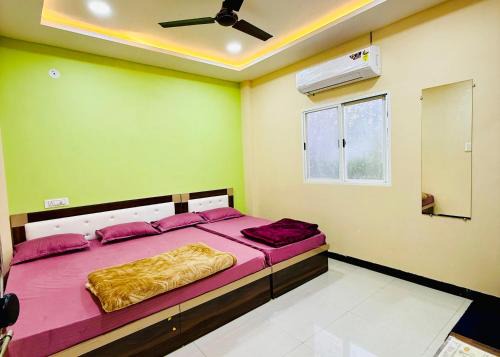 Near Mahakal Temple BUDGET HOTEL V R , UJJAIN, Fully Air conditioned Rooms with Wifi and Parking, Best Hotel IN Ujjain