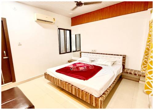 Near Mahakal Temple Hotel SRI- D K D ! Ujjain,Near Railway station, Fully Air conditioned Rooms & Spacious Room With wifi- Lift and Restaurant Facilities, BEST HOTEL IN UJJAIN