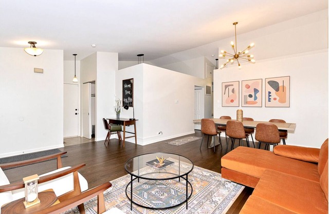 Near Naval Base! Stylish Getaway w Netflix, Games, WiFi