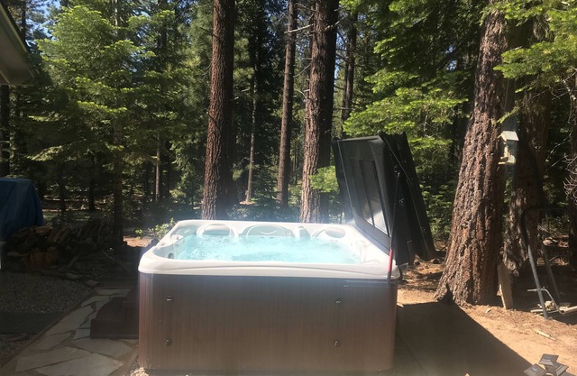 NEAR SLOPES AND LAKE! Rustic, Cozy, Renovated, Unique, Modern, hot tub!