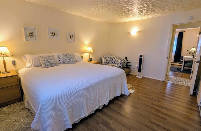 Near the Airport & Fairbanks Attractions! Spacious bedrooms. Free Parking & WiFi