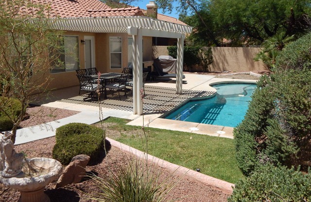 Near the strip-and airport -Beautifully furnished with pool- sleeps 6 to 7-nn