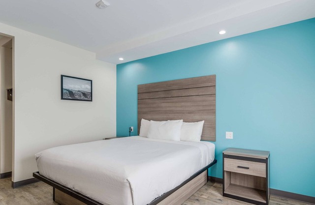 Near Vibrant Katy Boardwalk District! Offers Free Parking and Breakfast!