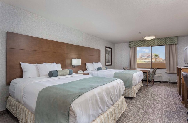 Nearby Attractions, Stylish Unit, Pool, Parking, Fitness Center